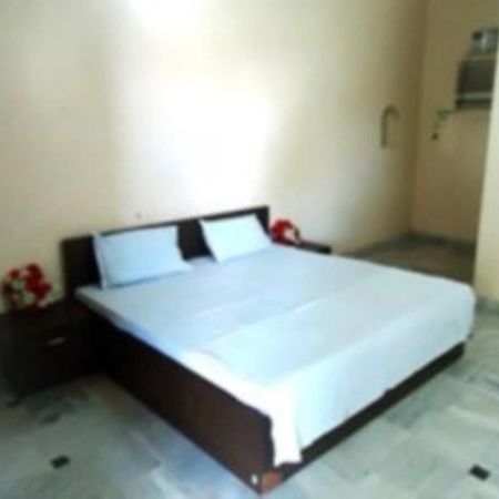 Kedar Dham Hotell Mathura Exteriör bild